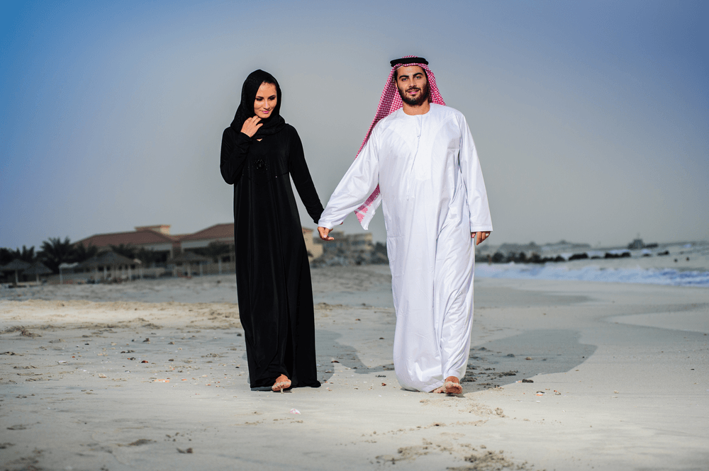 Муж и жена арабские. Саудовская Аравия абайя. Национальный костюм Саудовской Аравии. Саудовская Аравия нац костюм. Абайя одежда для женщин в Саудовской Аравии.